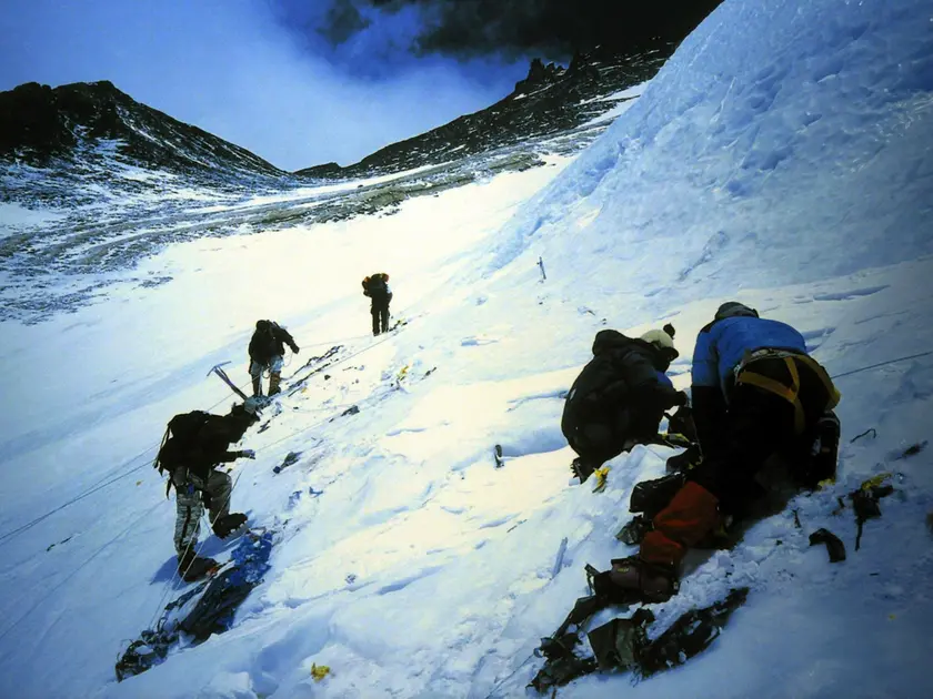 Membri della spedizione Mount Everest Clean Up puliscono la montagna dai rifiuti