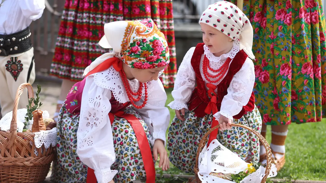 Due bambine in una cerimonia tradizionale della Pasqua in Polonia