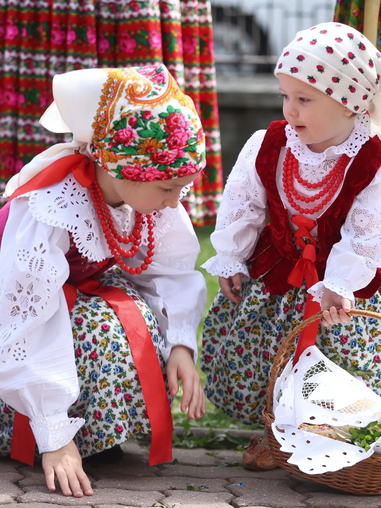 Due bambine in una cerimonia tradizionale della Pasqua in Polonia