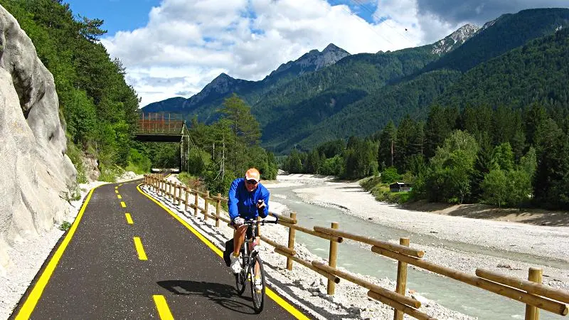 Turisti sulla Ciclovia Alpe Adria