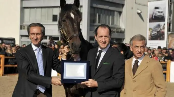 L'allora ministro Zaia premia Varenne e Giordano (primo a sx), Fieracavalli 2009 Verona