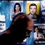 Un passante a Bucarest davanti a un cartellone pubblicitario (Ansa/Epa)