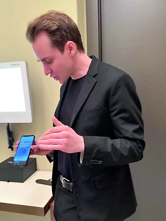 L’addetto del negozio Salmoiraghi & Viganò Manuel spiega il funzionamento dell'app e degli occhiali