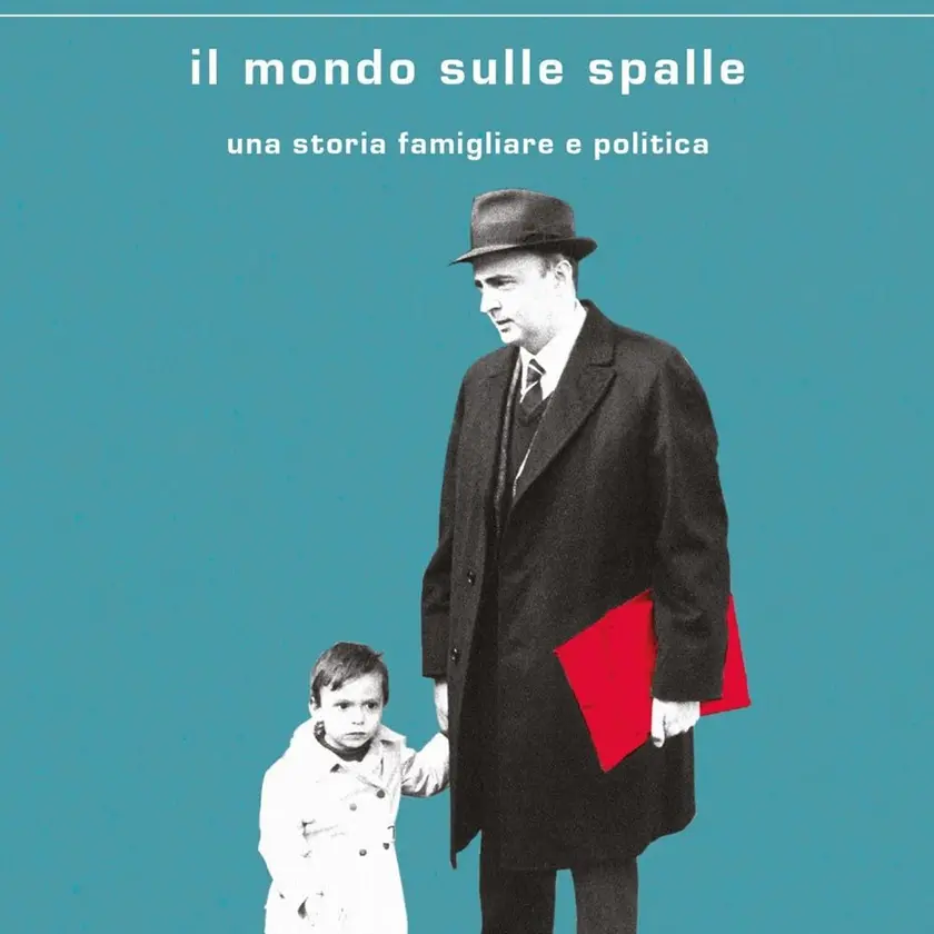La copertina: Giorgio Napolitano tiene per mano il figlio Giulio, bambino