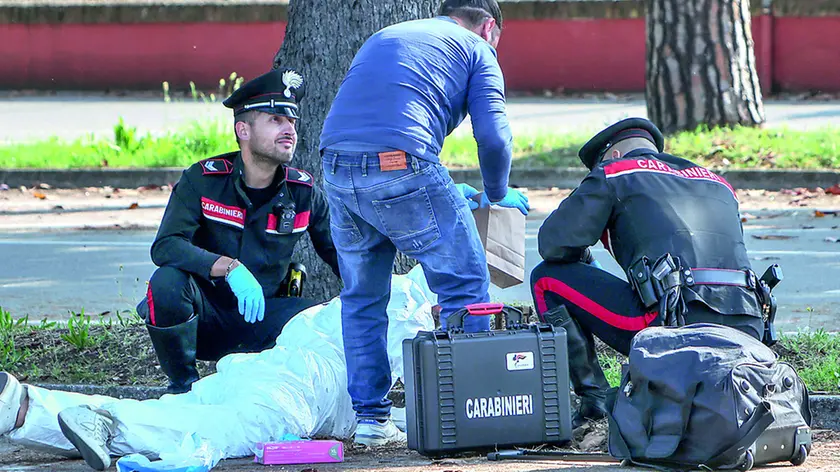 I rilievi dei carabinieri all’esterno della discoteca nel Trevigiano dove si è consumato il delitto