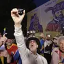 Supporter del candidato Simion festeggiano l’esito del voto a Bucarest