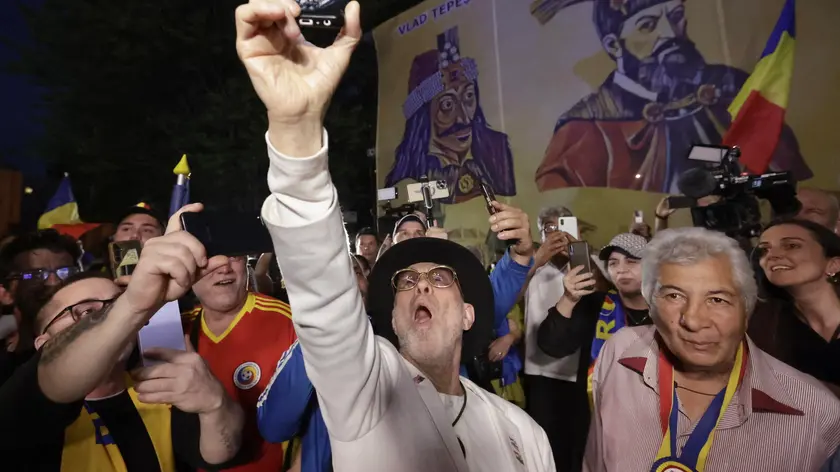 Supporter del candidato Simion festeggiano l’esito del voto a Bucarest
