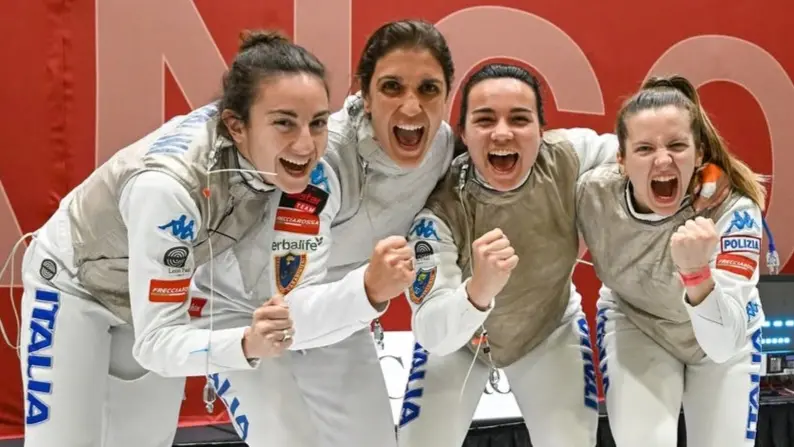 Le azzurre del fioretto esultano per l’oro nella prova di Coppa del mondo: Martina Favaretto è la prima da destra, a fianco a lei Cristino, poi Errigo e Tangherlini