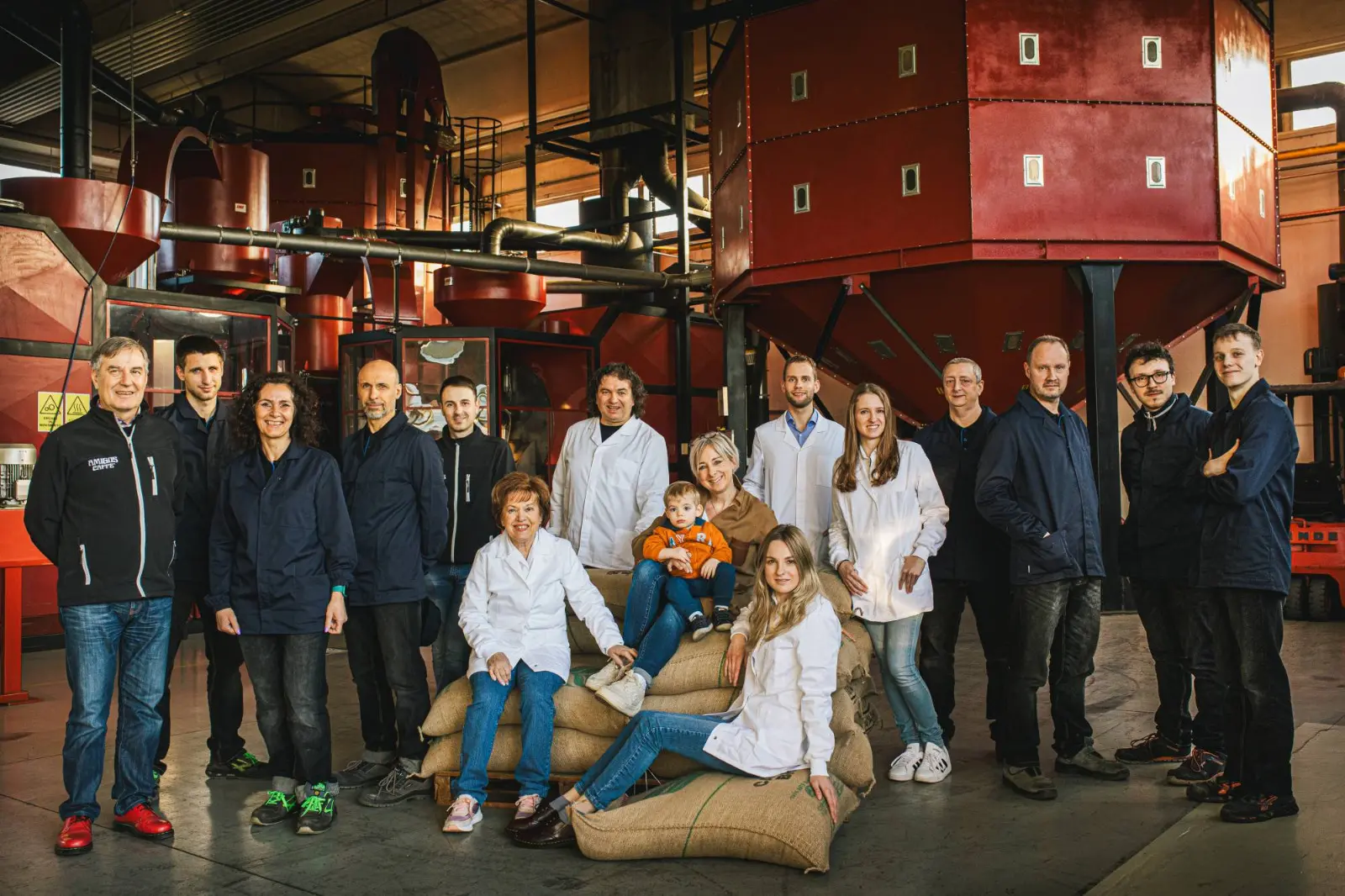 Arianna Mingardi, ad di Amigos Caffè, con la famiglia e alcuni collaboratori