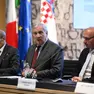 Il ministro Antonio Tajani fra l’ambasciatore Paolo Trichilo e l’omologo croato Gordan Grlić-Radman. foto Ansa