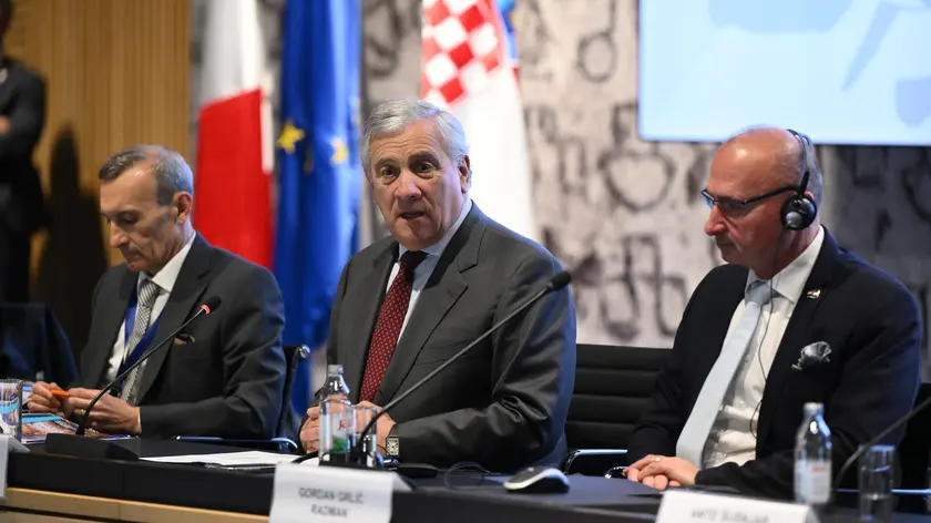 Il ministro Antonio Tajani fra l’ambasciatore Paolo Trichilo e l’omologo croato Gordan Grlić-Radman. foto Ansa