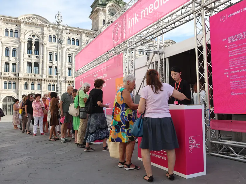 La fila per assistere agli eventi Link durante la passata edizione (Lasorte)