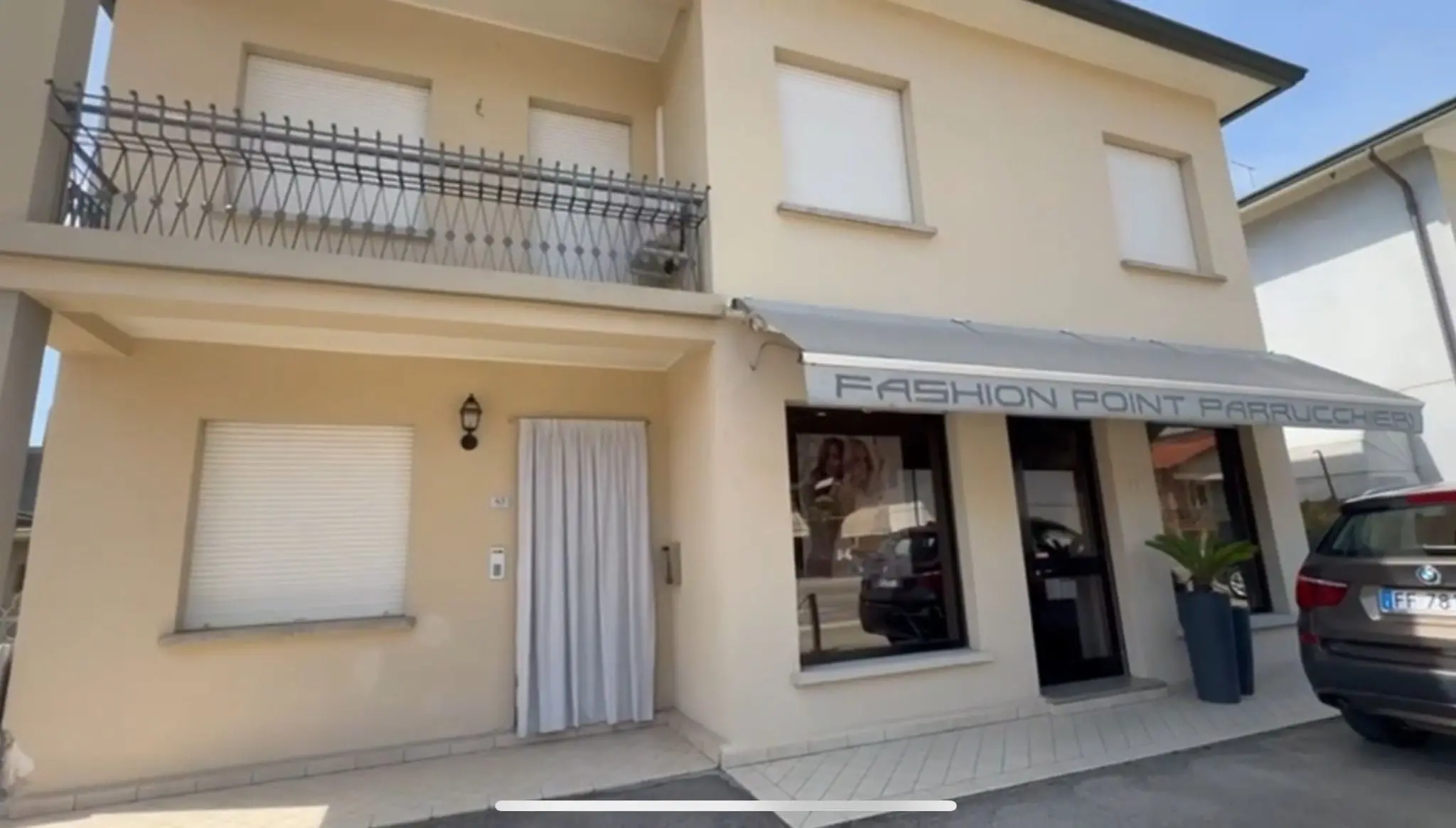 La casa al civico 45 di via Roma, dove Pietro Parolin è nato e ha trascorso l'infanzia. Ora è un salone d'acconciatura