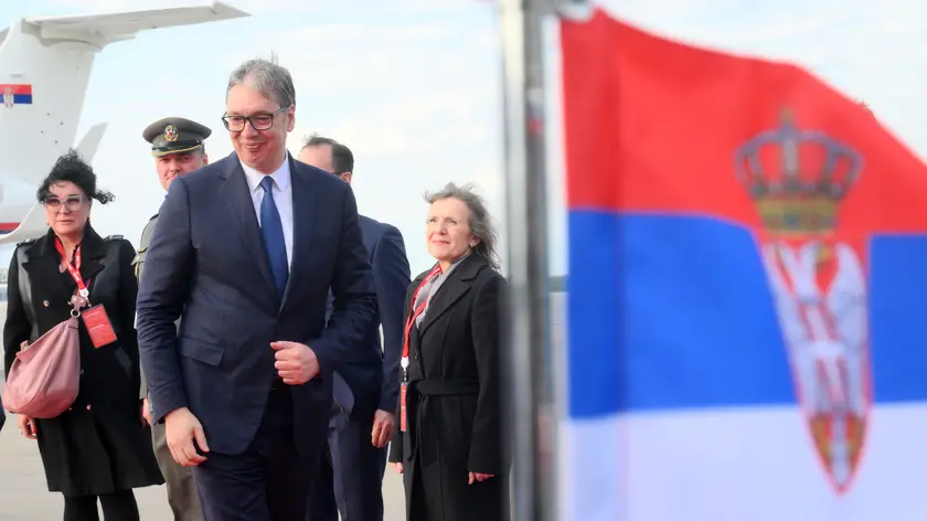 Il presidente serbo Aleksandar Vučić al suo arrivo a Mosca (Ansa)