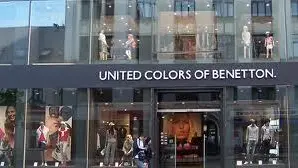 Entrata di un negozio United colors of Benetton.