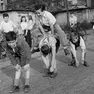 La cavalchina, uno dei più popolare giochi di strada in un’immagine d’epoca