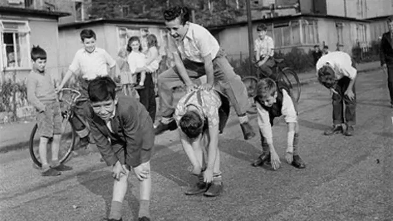 La cavalchina, uno dei più popolare giochi di strada in un’immagine d’epoca
