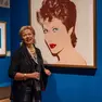 Regina Schrecker davanti al ritratto che le era stato fatto da Warhol