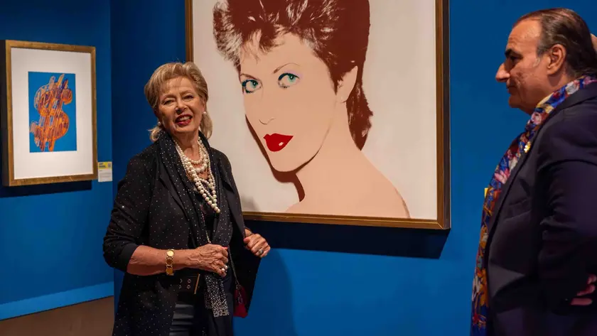 Regina Schrecker davanti al ritratto che le era stato fatto da Warhol