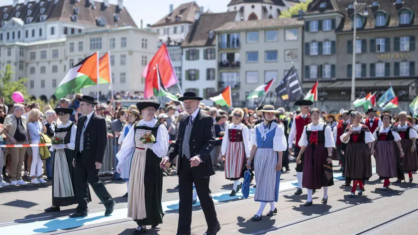 La parata inaugurale a Basilea dell'Eurovision Song Contest 2025