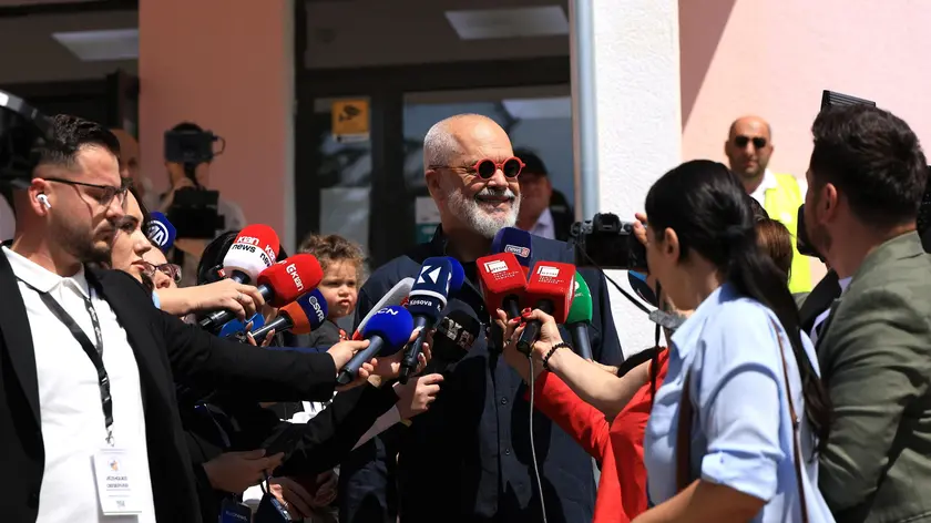 Edi Rama, il premier uscente e riconfermato parla alla stampa dopo aver votato Foto Epa