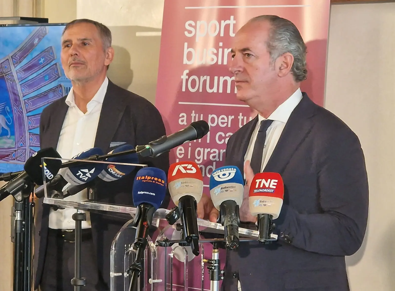 Da sinistra Paolo Possamai e Luca Zaia alla presentazione dello Sport Business Forum
