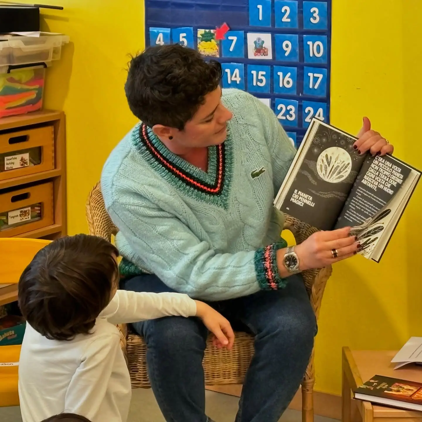 Cavallo durante la presentazione del libro ai bambini di una scuola