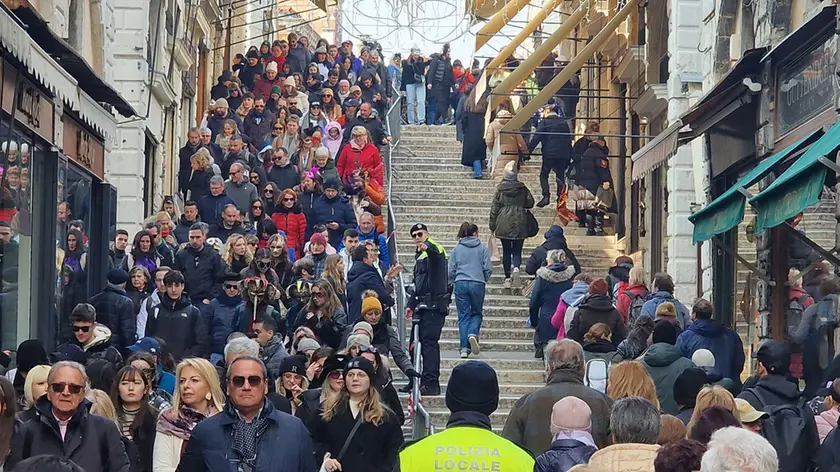 Venezia invasa dai turismi cerca una nuova sostenibilità