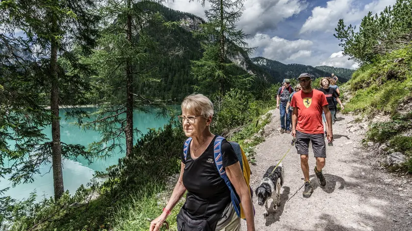 Turisti al Lago di Braies