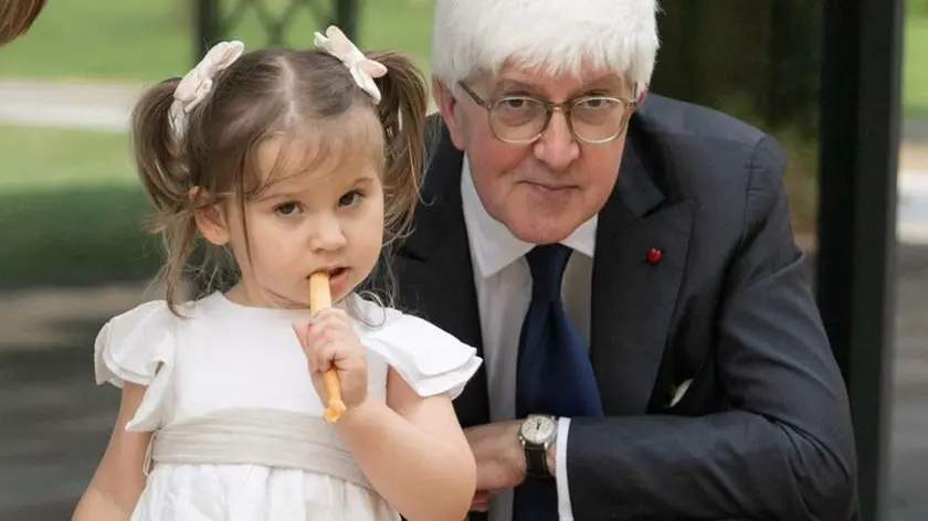 Lo scrittore Beppe Severgnini con sua nipote Agata