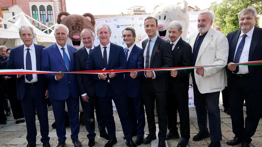 Il taglio del nastro al Villaggio delle Regioni a Venezia dov'è in corso il festival