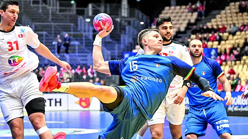 Il centrale azzurro Simone Mengon in fase d’attacco (Foto Figh/Canu)