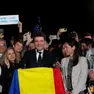 Nicusor Dan durante i festeggiamenti dopo la vittoria