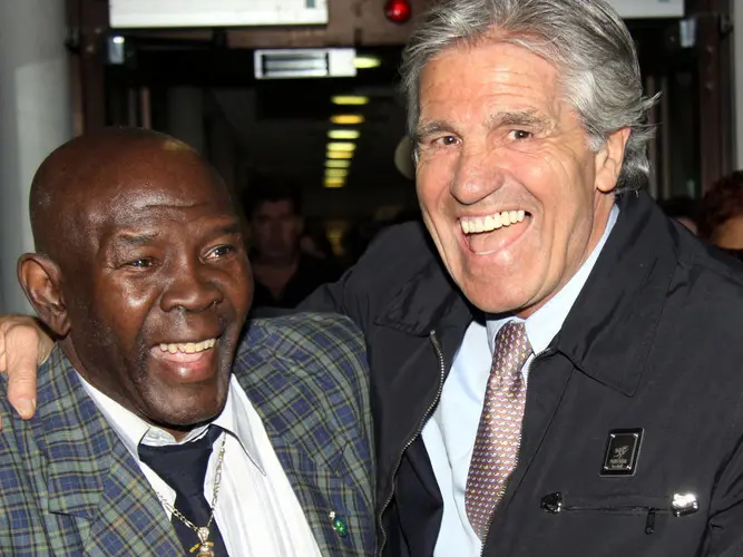 L’abbraccio tra Emile Griffith e Nino Benvenuti