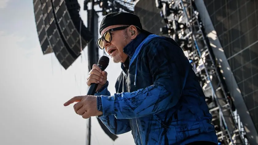 Vasco Rossi sul palco di Bibione (foto dalla pagina FaceBook ufficiale)
