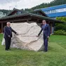 L'inaugurazione del masso di dolomia posato nello stabilimento Luxottica di Agordo in memoria di Leonardo Del Vecchio
