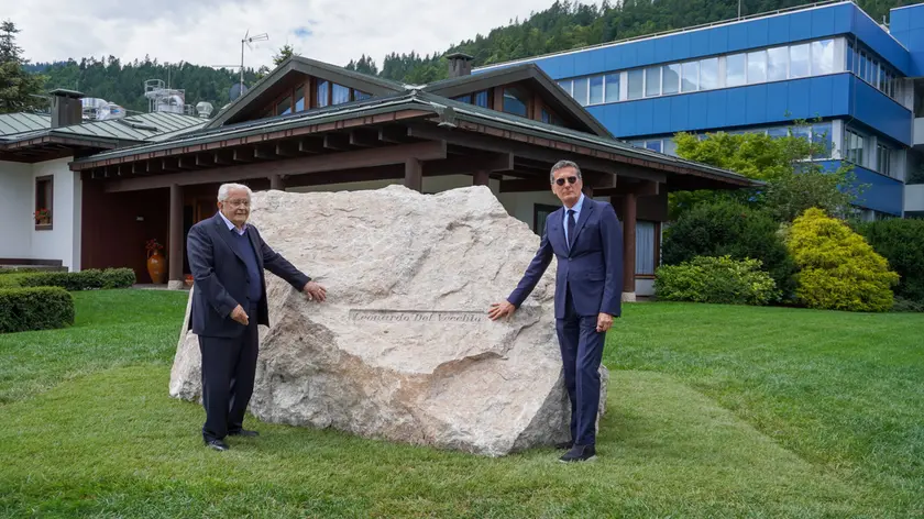 L'inaugurazione del masso di dolomia posato nello stabilimento Luxottica di Agordo in memoria di Leonardo Del Vecchio