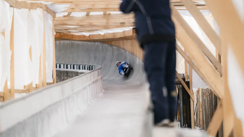 Un atleta dello slittino durante i test di pre-omologazione del tracciato dello Sliding centre di Cortina