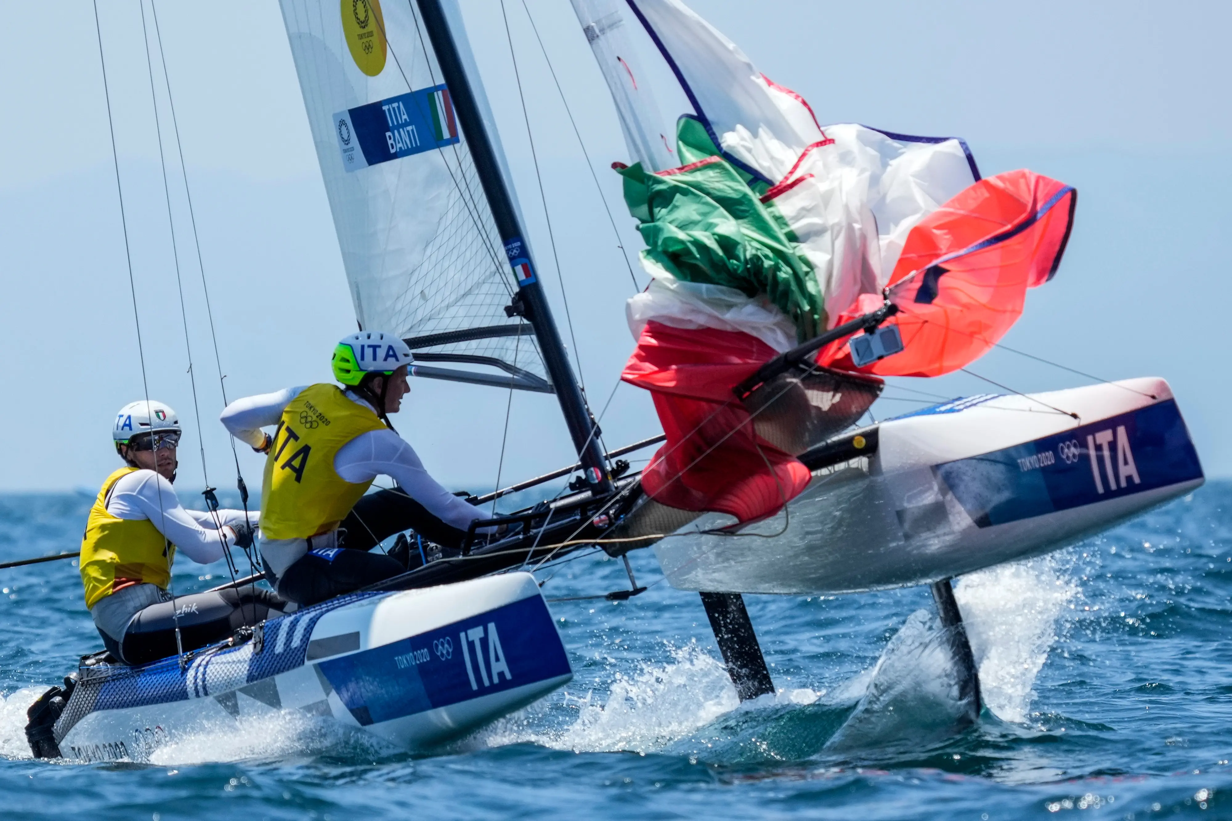 La concentrazione di Caterina Banti in gara: qui con Ruggero Tita è in azione nelle acque di Fujisawa, Giappone, per le Olimpiadi del 2021 (AP Photo/Bernat Armangue)