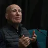 Un celebre scatto di Sebastião Salgado e il fotografo a Trieste per la mostra nel 2024. Foto Lasorte
