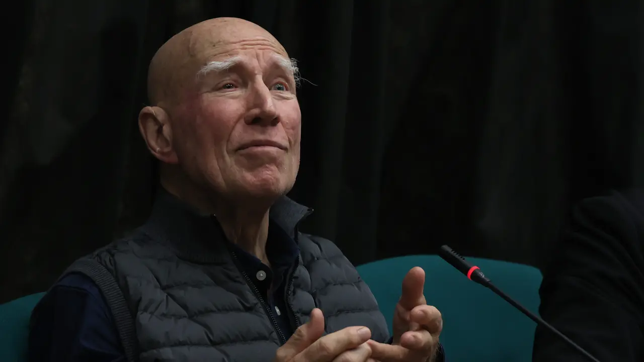 Un celebre scatto di Sebastião Salgado e il fotografo a Trieste per la mostra nel 2024. Foto Lasorte