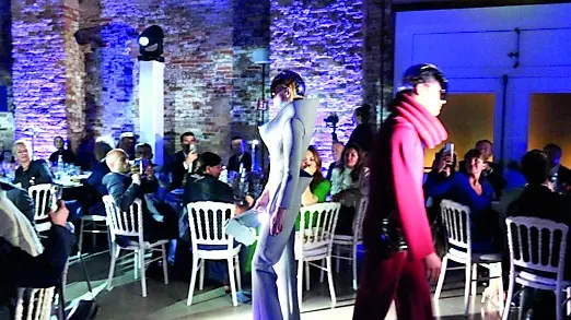 Una performance di Pierre Cardin durante lo Space Meetings