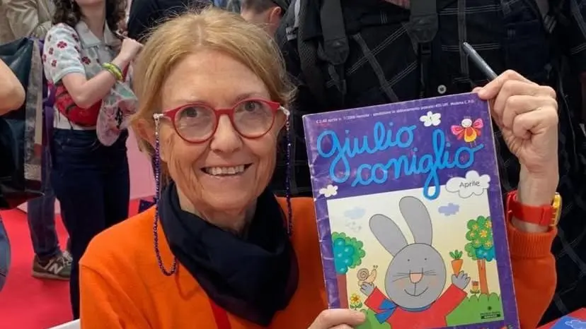 L’illustratrice e disegnatrice triestina Nicoletta Costa mostra una copertina di “Giulio Coniglio”