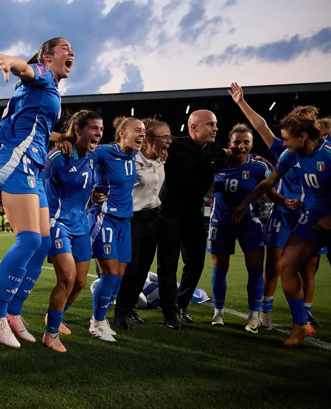 L’esultanza delle Azzurre insieme al ct Andrea Soncin dopo aver centrato la qualificazione a Euro2025 battendo la Finlandia