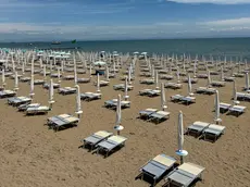 A fine maggio ancora pochissime presenze nella spiaggia di Lignano Pineta