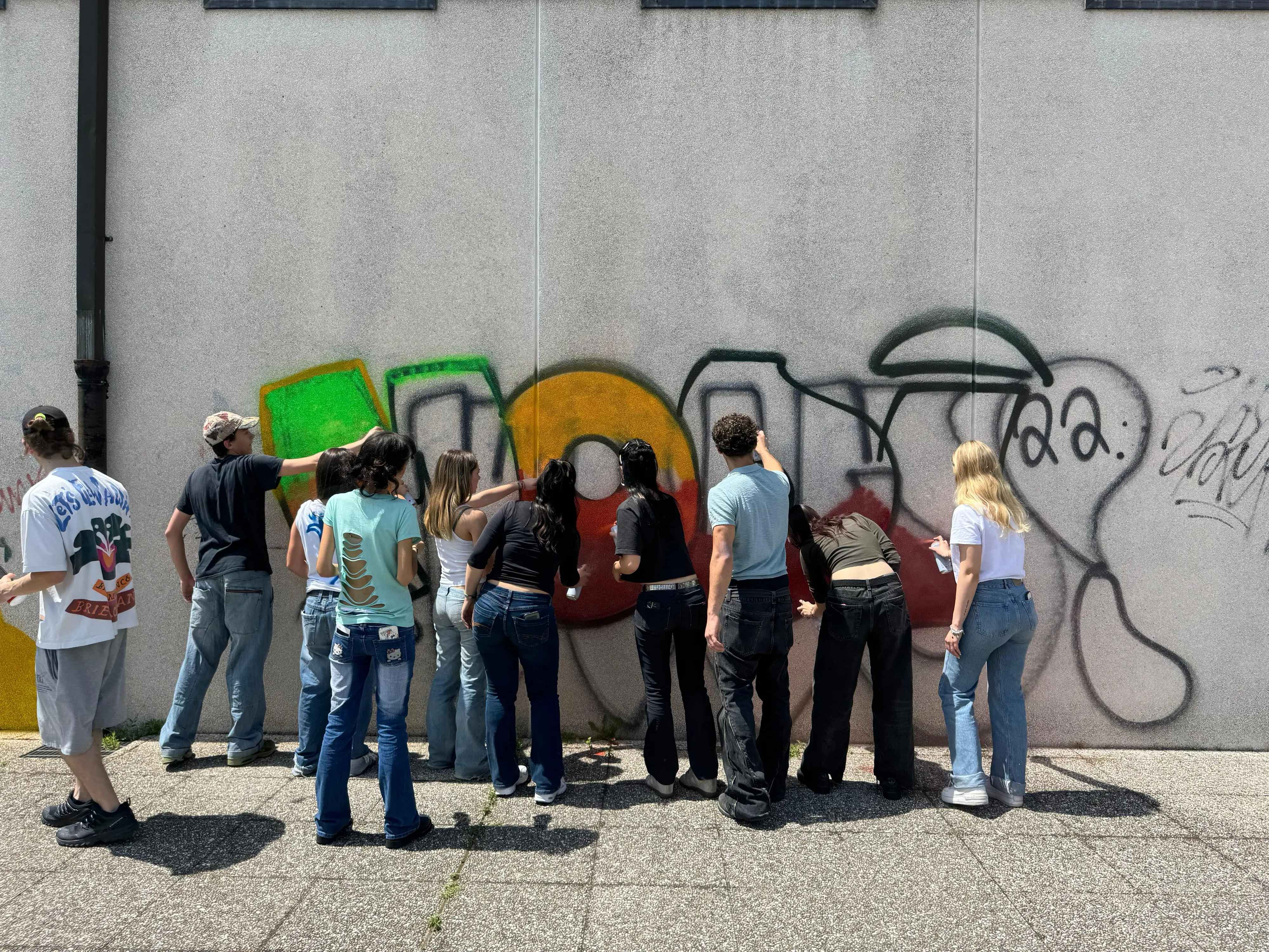 Gli studenti del Modigliani al lavoro sul muro del loro liceo