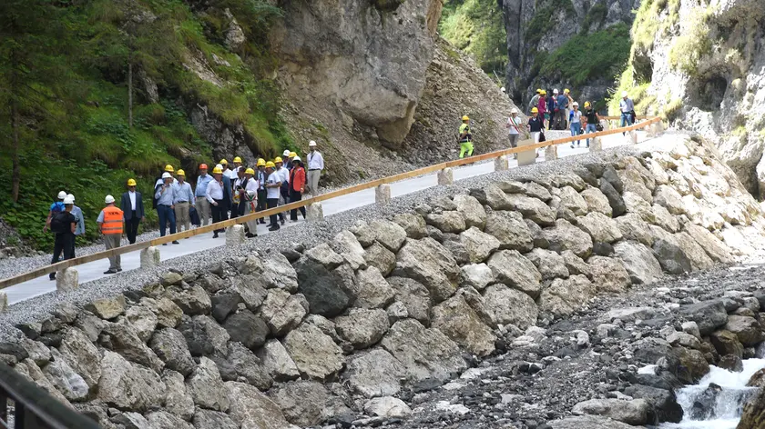 Visitatori ai Serrai di Sottoguda alla riapertura lo scorso anno dopo i lavori