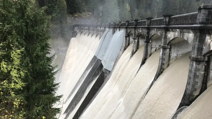 L'impeto dell'acqua dalla diga di Auronzo