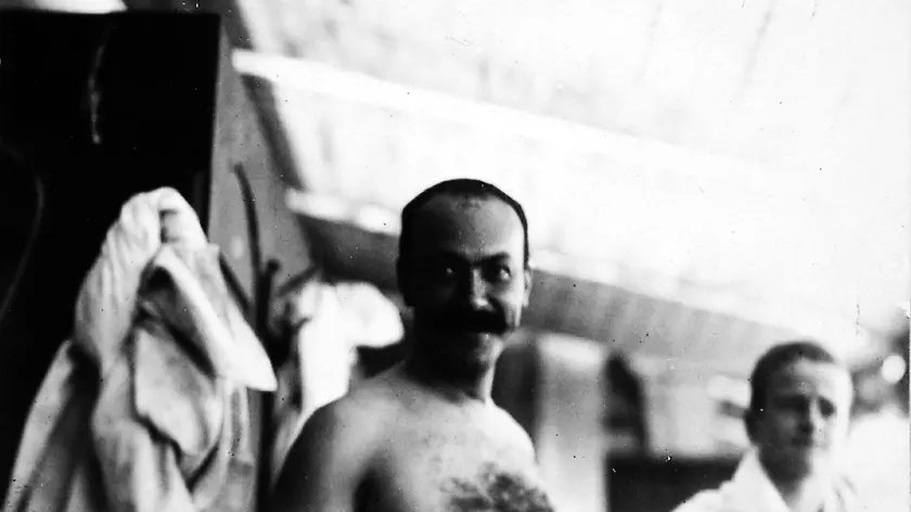 Un'immagine davvero inusuale di Italo Svevo in vacanza al mare