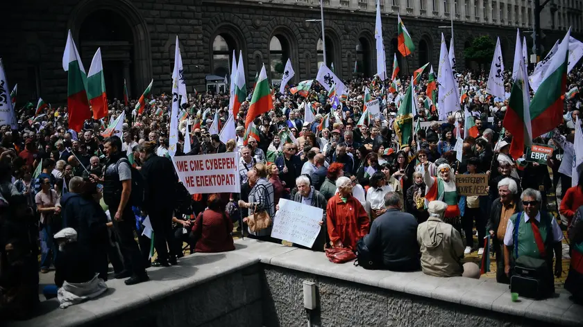 La recente manifestazione di protesta a Sofia, davanti al palazzo presidenziale, contro l’adozione dell’euro. (foto Ansa Epa)